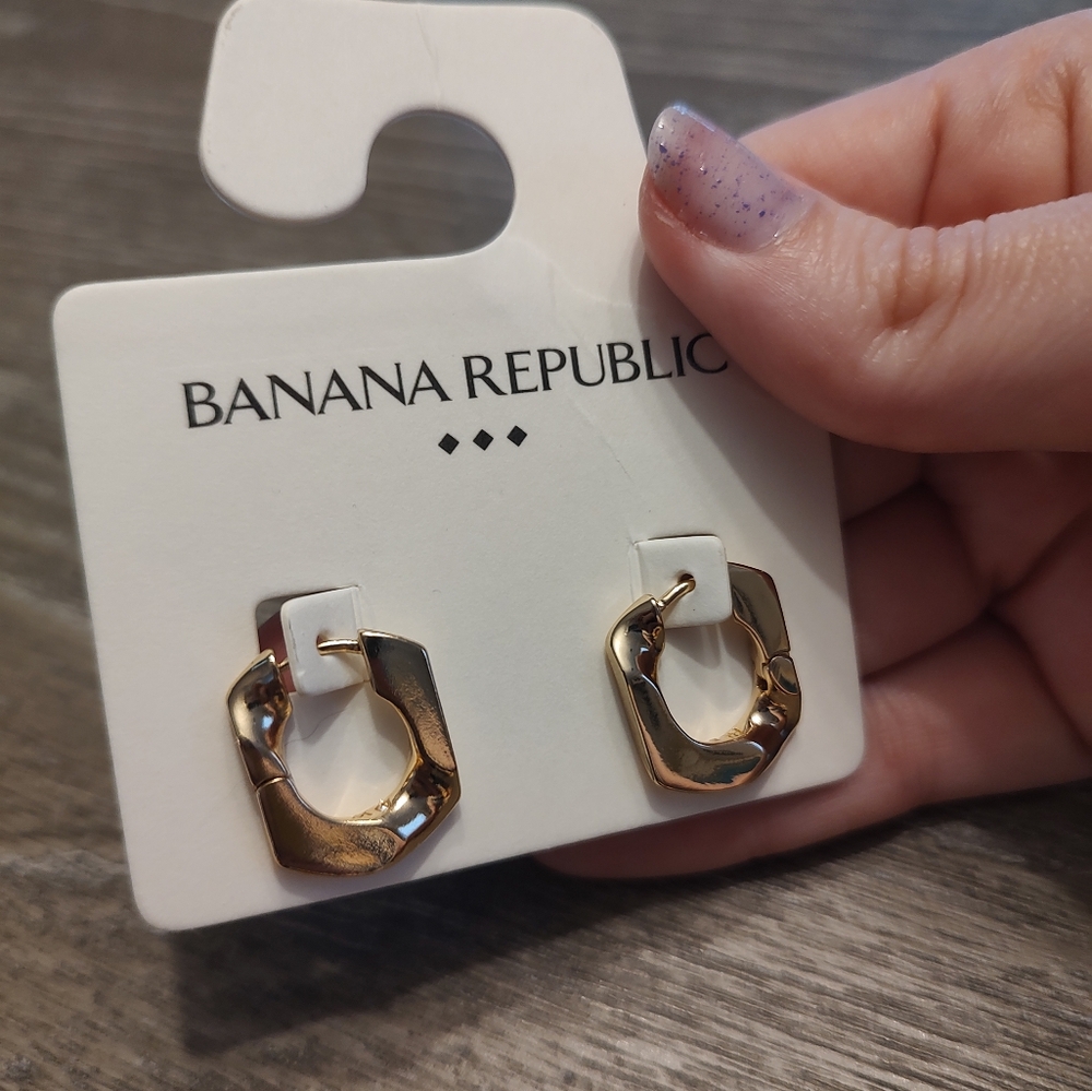 Banana Republic NWT Gold huggie earrings